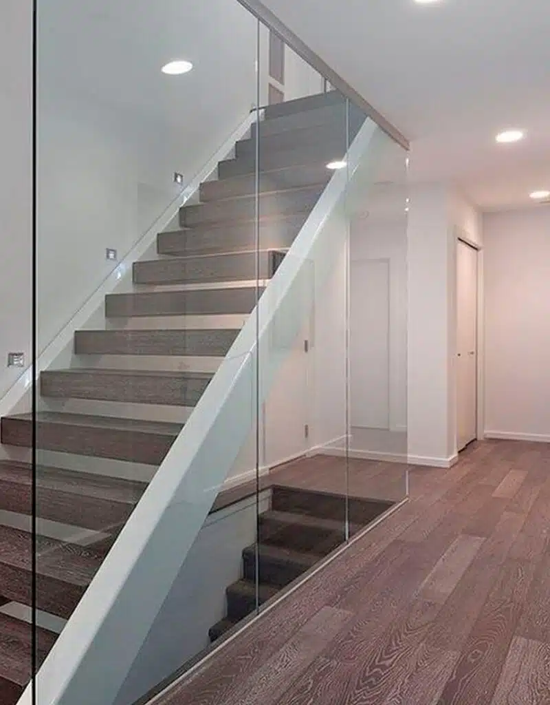 O que significa esquadria na construção civil? 1 guarda corpo em escada