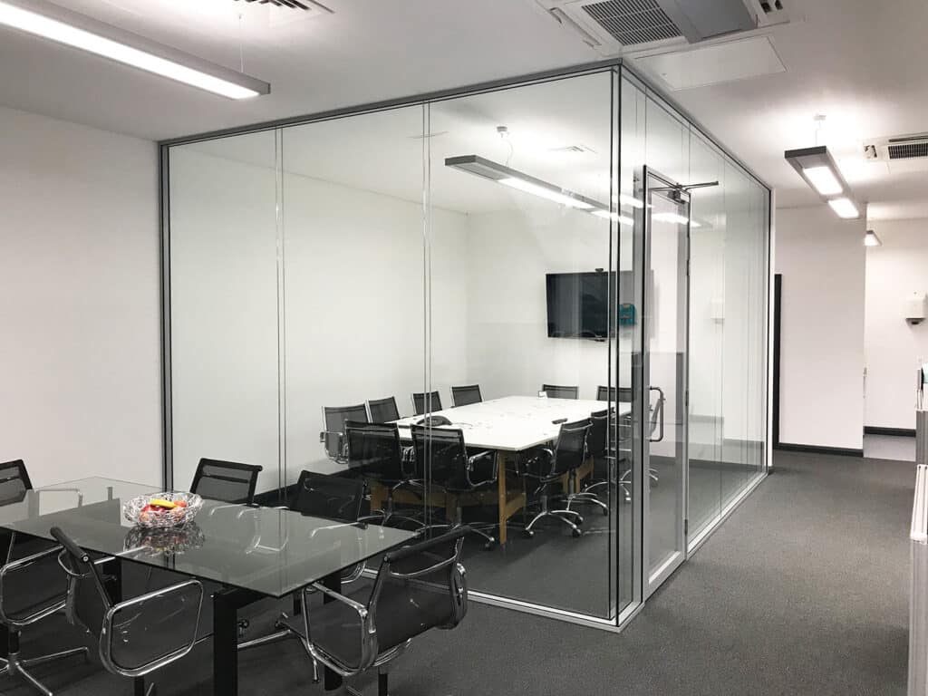 Divisórias de vidro com isolamento acústico: elegância sem ruído 1 divisoria de vidro duplo duplicata