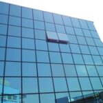 Cuidados na instalação de envidraçamento em prédios altos