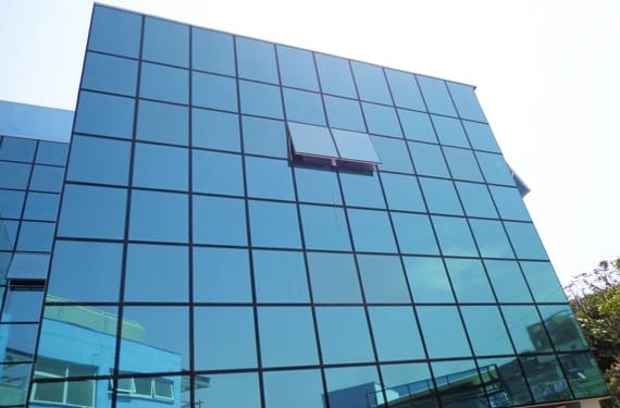 Cuidados na instalação de envidraçamento em prédios altos