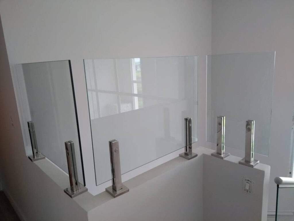 A importância da fixação correta do guarda-corpo de vidro: riscos e cuidados 1 guarda corpo de vidro tipo torre