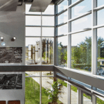 Controle solar em fachadas de vidro: proteção, conforto e modernidade