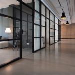 Divisórias de vidro de alto padrão: elegância, integração e funcionalidade