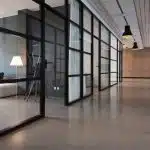 Divisórias de vidro de alto padrão: elegância, integração e funcionalidade