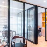 Divisórias de vidro com persianas internas: controle visual com estética refinada