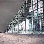 Diferença entre fachada glazing e pele de vidro: o que seu projeto precisa?