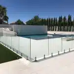 Guarda-corpo com vidro + inox: estética e performance combinados